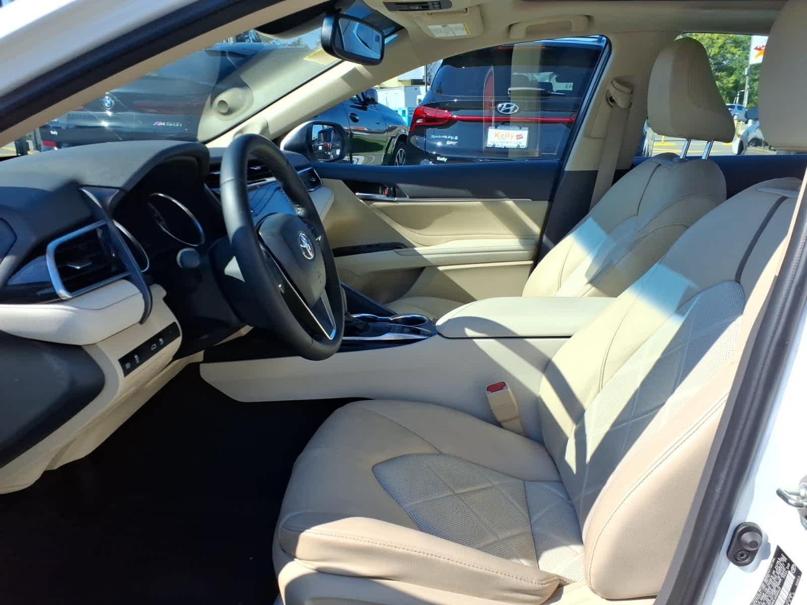 Used 2018 Super White Toyota XLE V6 image 10