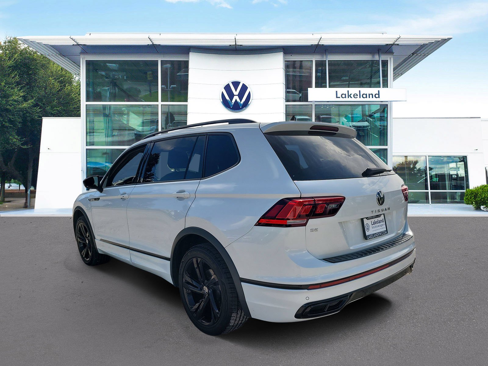 Used 2023 White Volkswagen 2.0T SE R-Line Black image 4