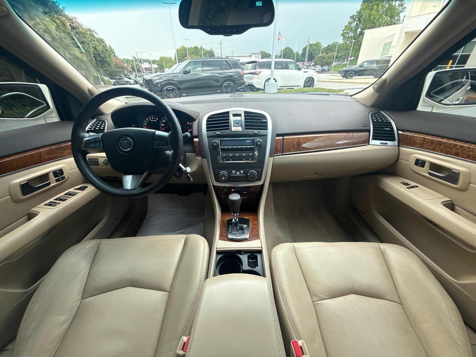 Used 2009 White Diamond Tricoat Cadillac AWD image 13