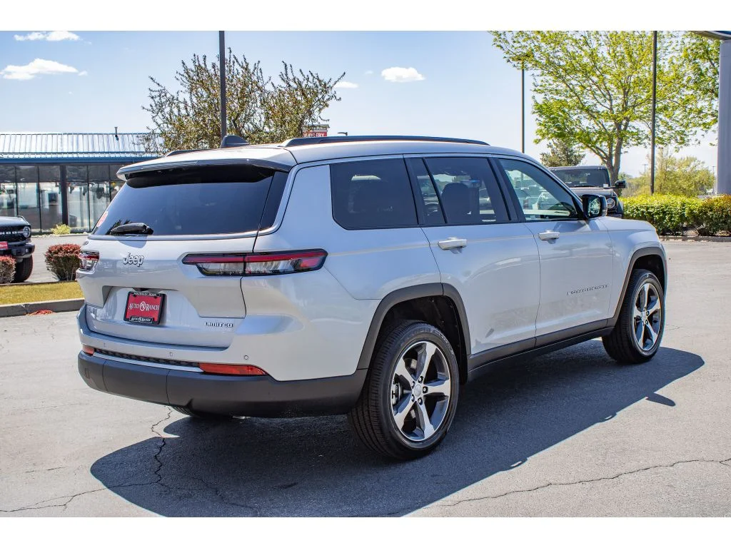 New 2026 SILVER ZYNITH Jeep Limited image 8