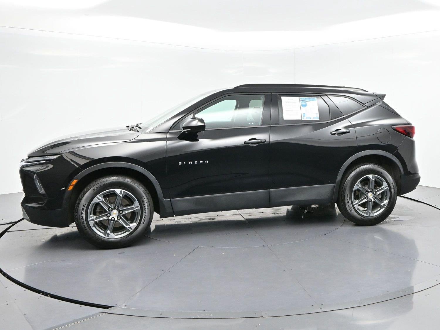 Used 2023 BLACK Chevrolet LT image 4