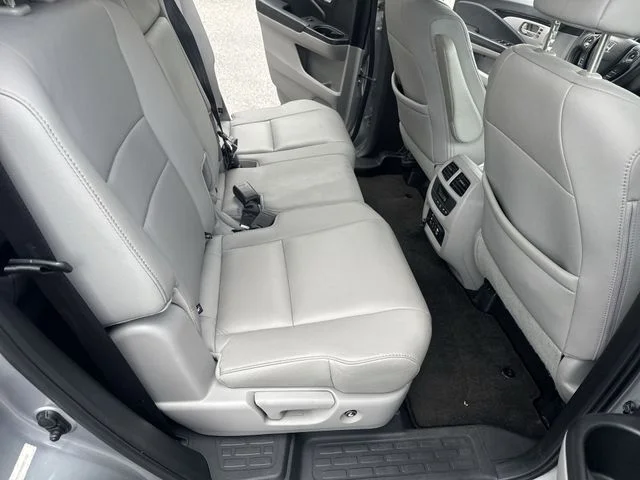 Used 2016  Honda Touring image 11