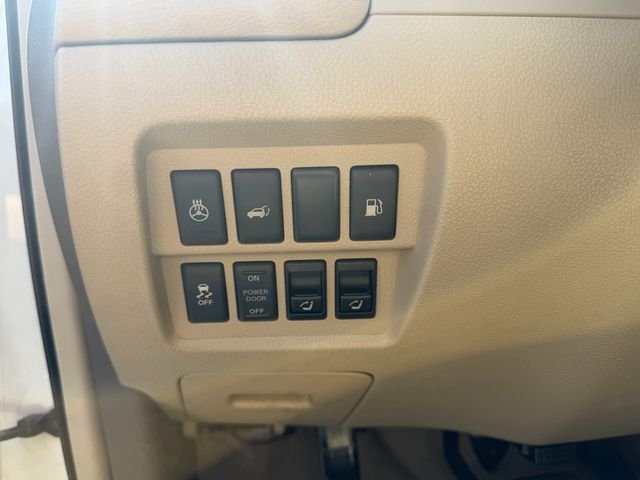 Used 2012 White Nissan LE image 17