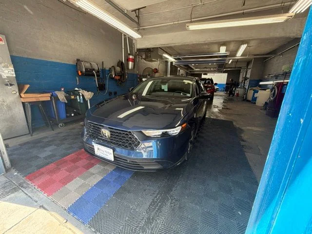 Used 2023  Honda EX-L image 1