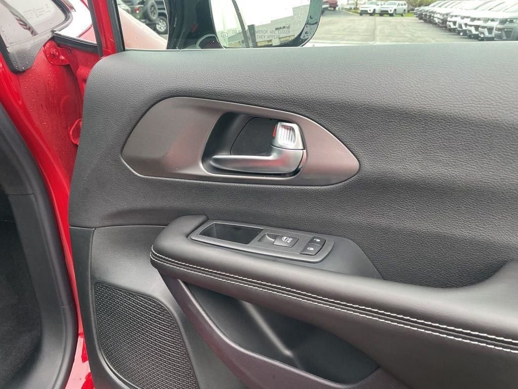New 2026 Red Hot Pearl-Coat Exterior Paint Chrysler Select image 37