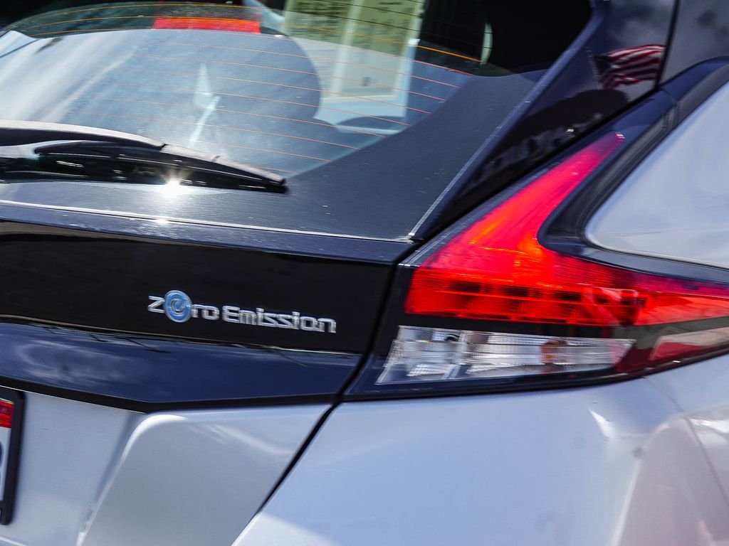 Used 2018 Silver Nissan S image 7