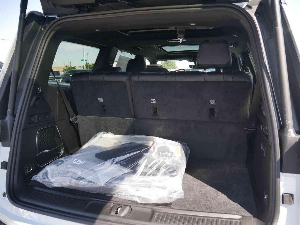 New 2026 Bright White Clear-Coat Exterior Paint Jeep Grand Wagoneer image 8