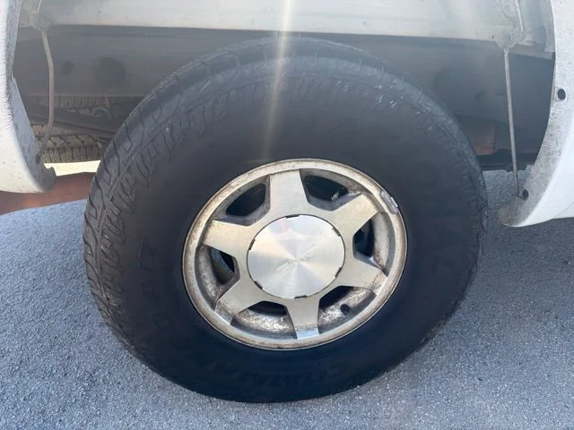 Used 2004 White GMC SLE image 6