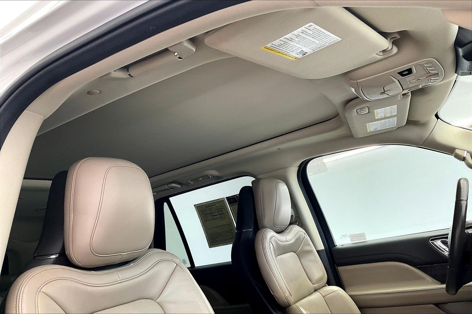 Used 2022 Pristine White Metallic Tri-Coat Lincoln Reserve image 23