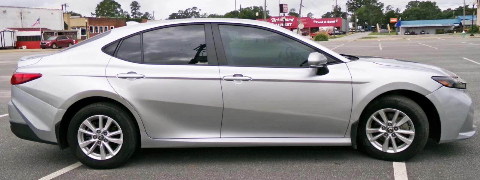 2025 Toyota Camry LE - Photo 5