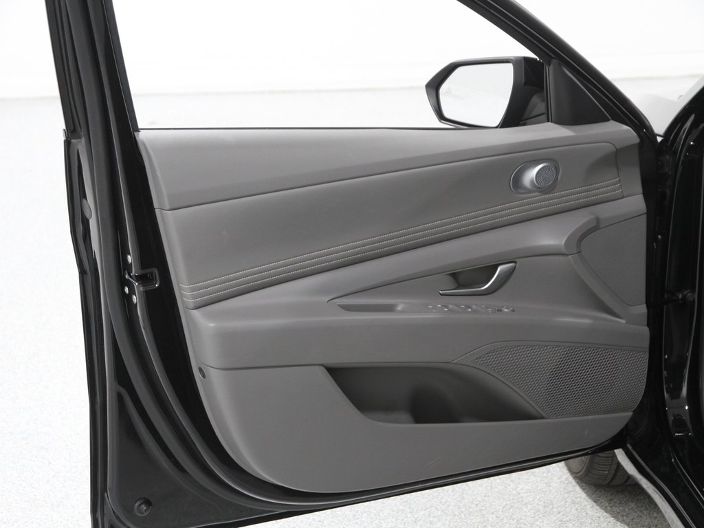 2023 Hyundai Elantra SEL photo 3