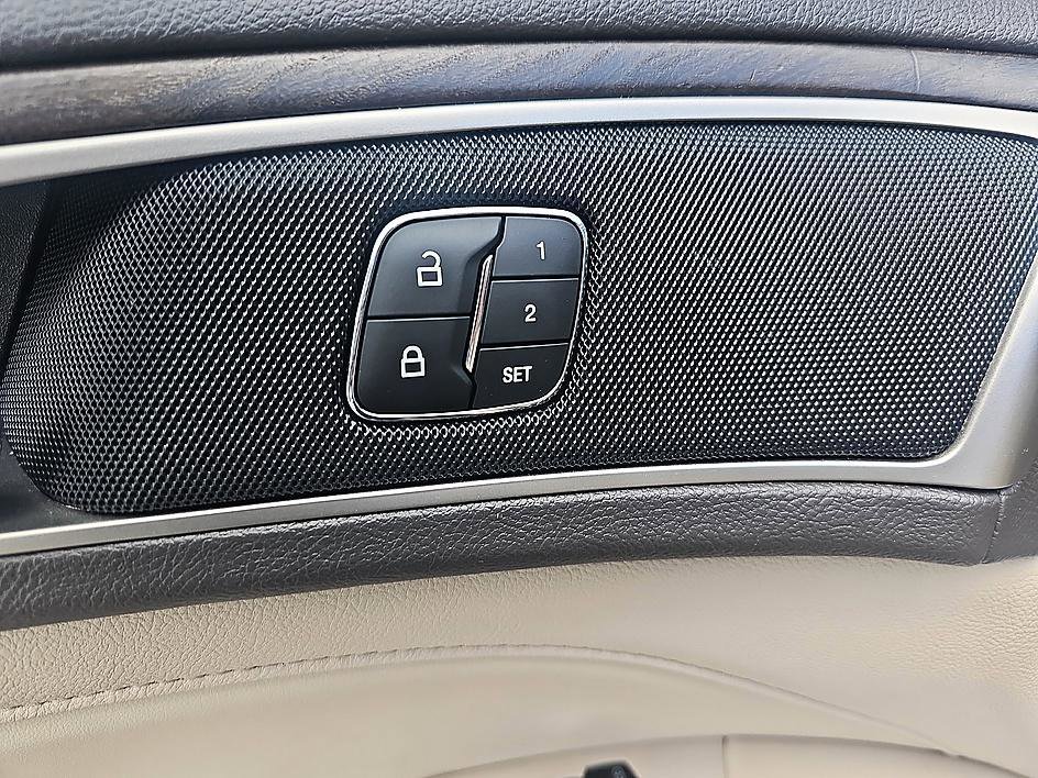 Used 2018 Mocha Metallic Lincoln Select image 12