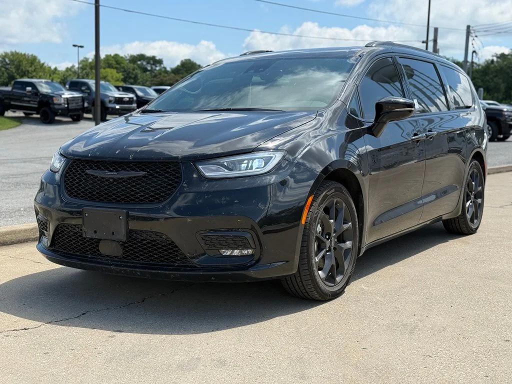 Used 2025 Black Chrysler Limited image 2
