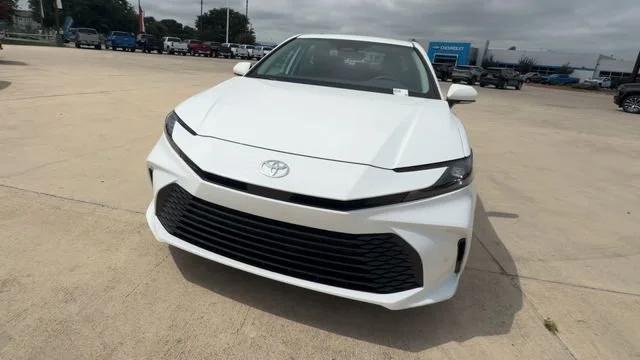 2026 Toyota Camry LE - Photo 3