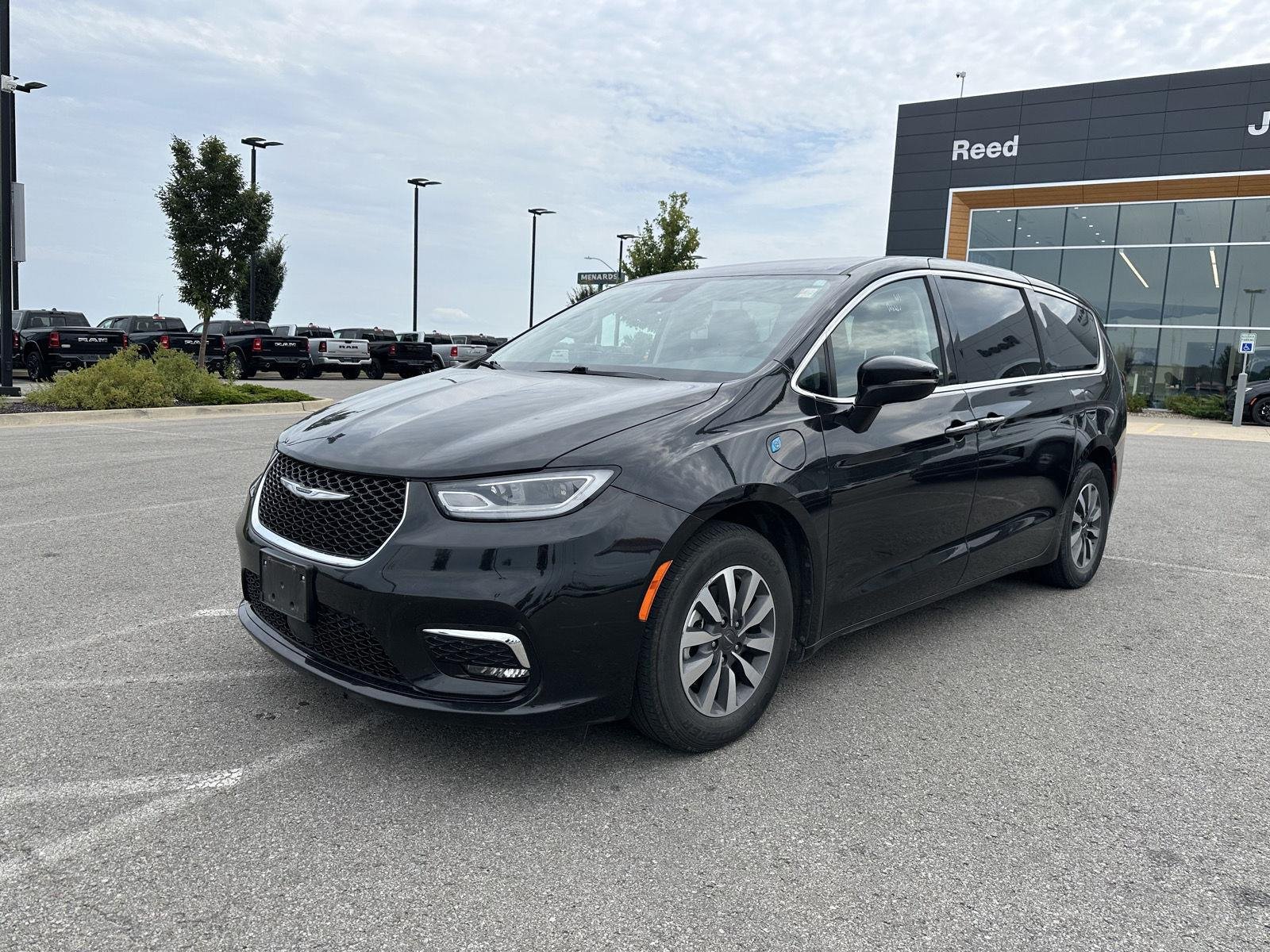 Used 2024 Chrysler Pacifica PHEV Select with VIN 2C4RC1S7XRR102911 for sale in Kansas City