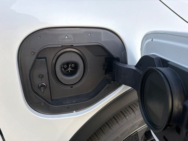 New 2026 Wind Chill Pearl <sup>1</sup> Toyota  SE image 6