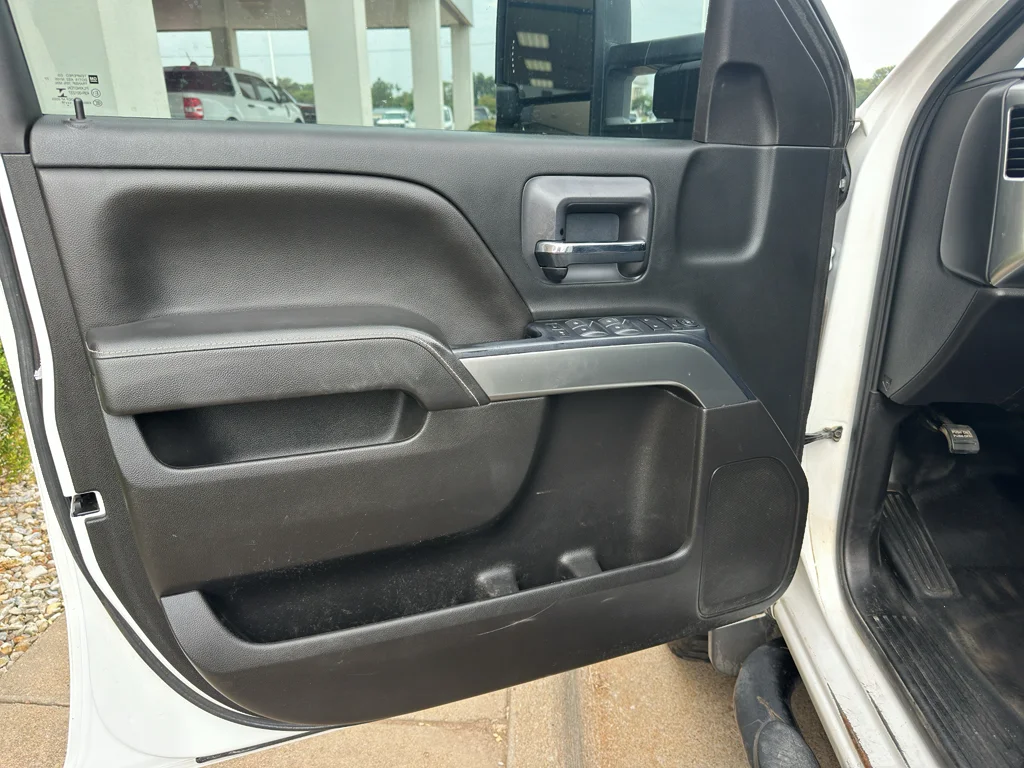 Used 2018 Summit White Chevrolet LT image 2