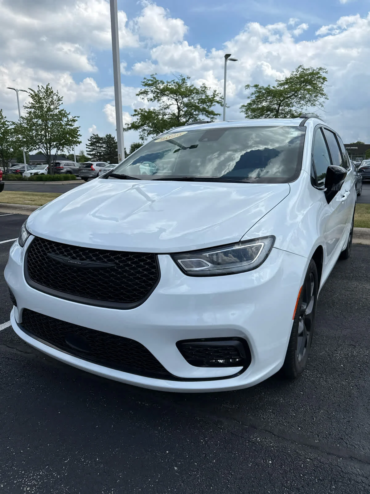 2025 Chrysler Pacifica Limited's photo