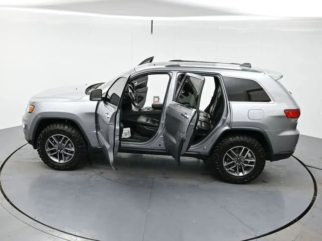 Used 2020 Billet Silver Metallic Clearcoat Jeep Limited image 39
