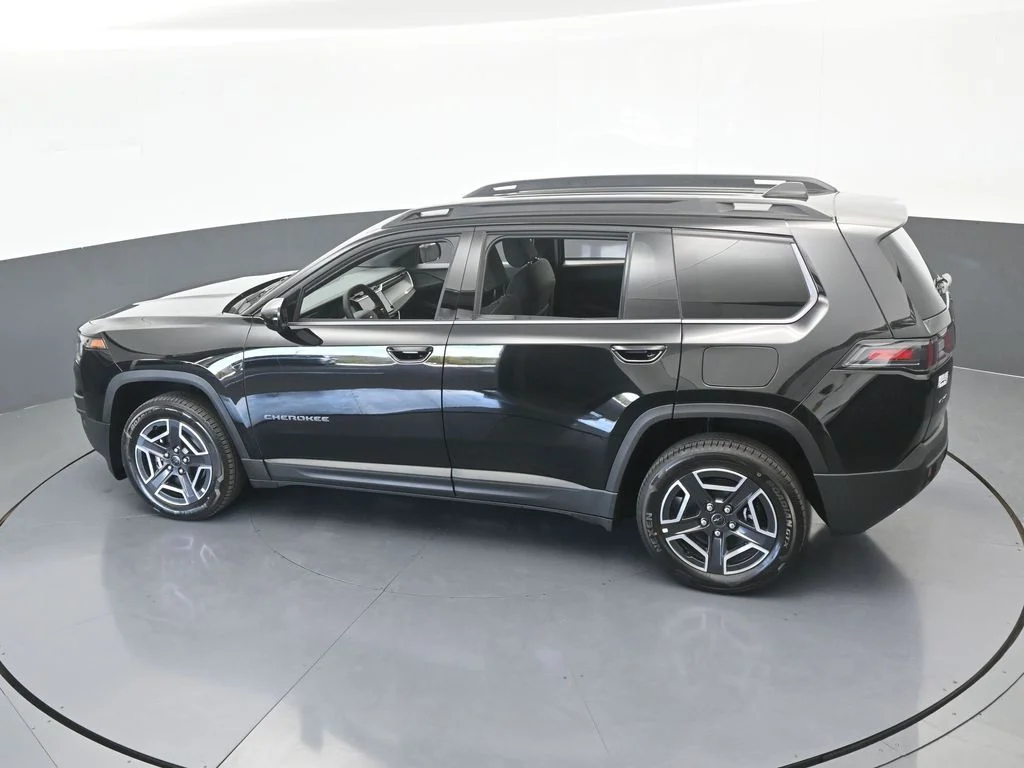 New 2026 Diamond Black Crystal Pearl-Coat Exterior Paint Jeep Laredo image 40