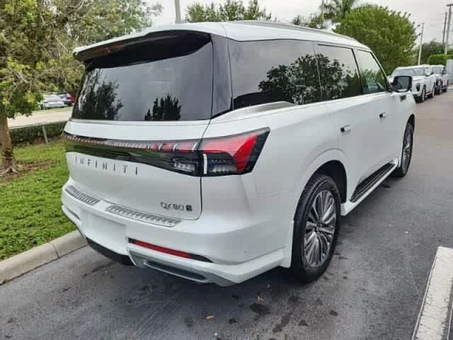 Certified Used 2025 Radiant White INFINITI LUXE image 5