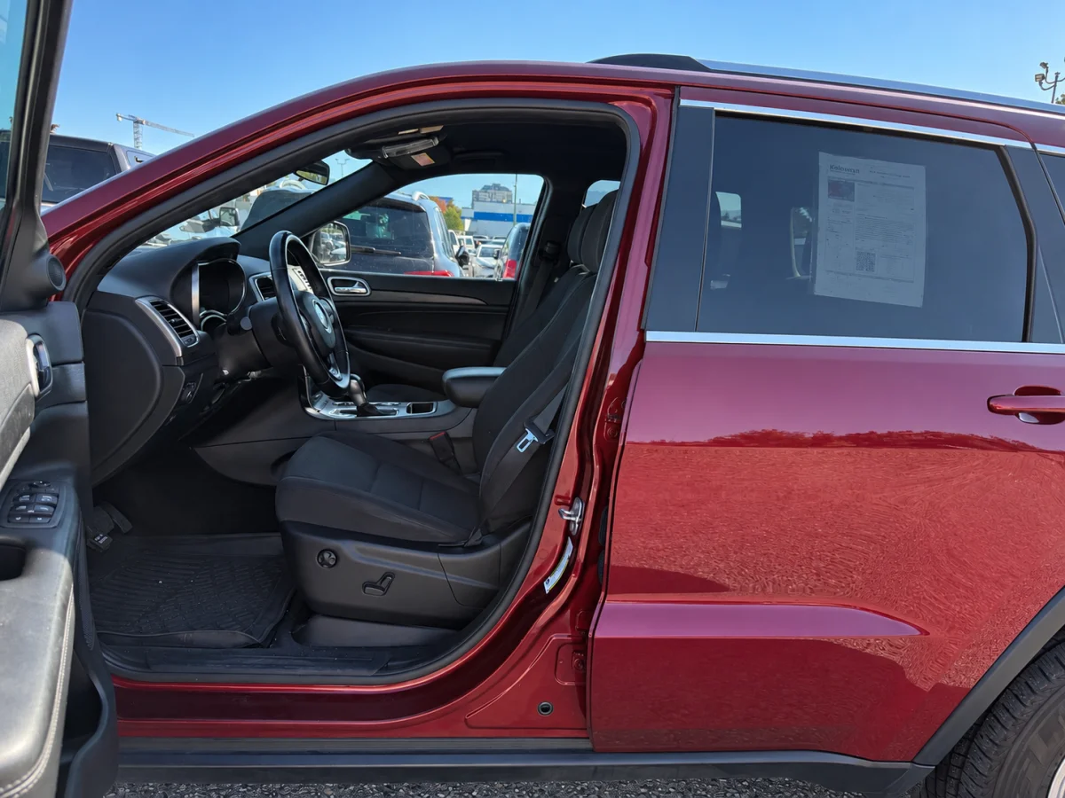 Used 2018 Red Jeep Laredo 4wd image 11