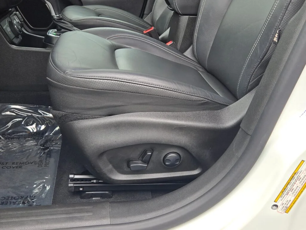 Used 2023 White Jeep Limited image 22