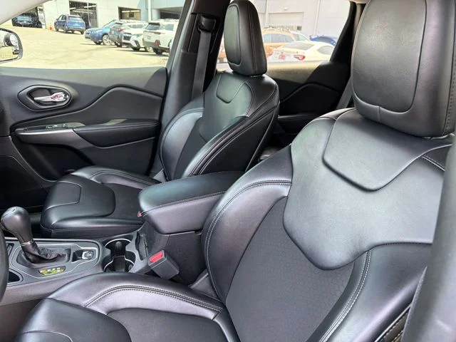 Used 2019 Black Jeep Latitude Plus image 19