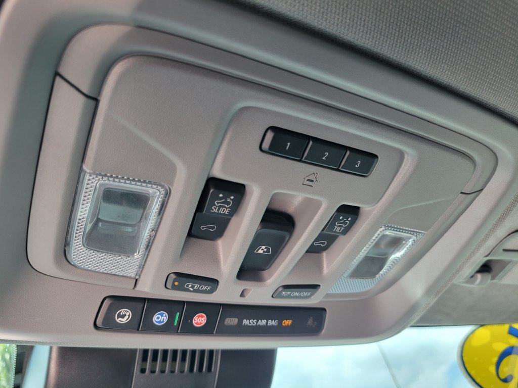 Used 2025 Silver GMC Denali image 32