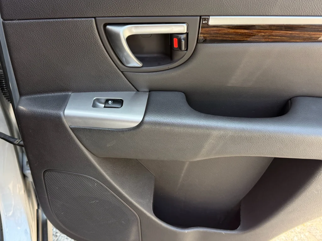 Used 2010 Radiant Silver Hyundai Limited image 19