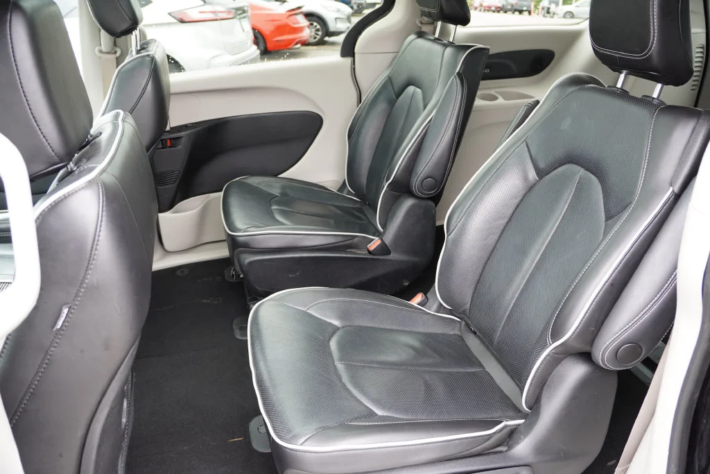 Used 2023 Brilliant Black Crystal Pearlcoat Chrysler Limited image 18