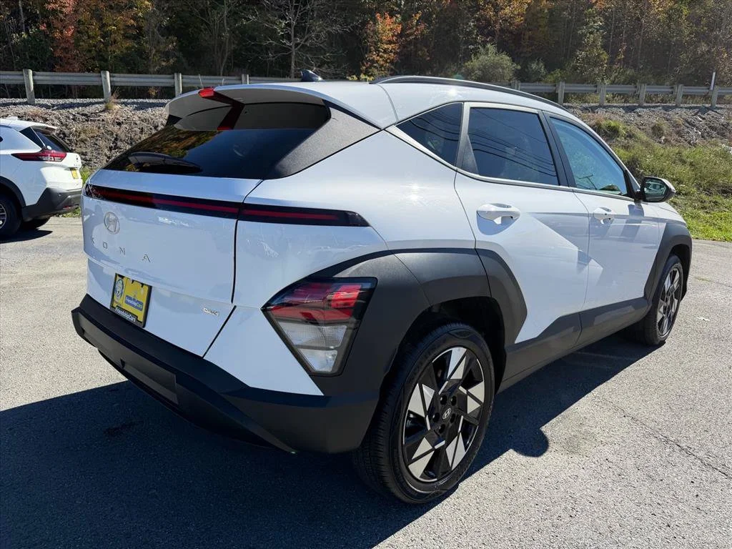 Used 2025 White Hyundai SEL image 12