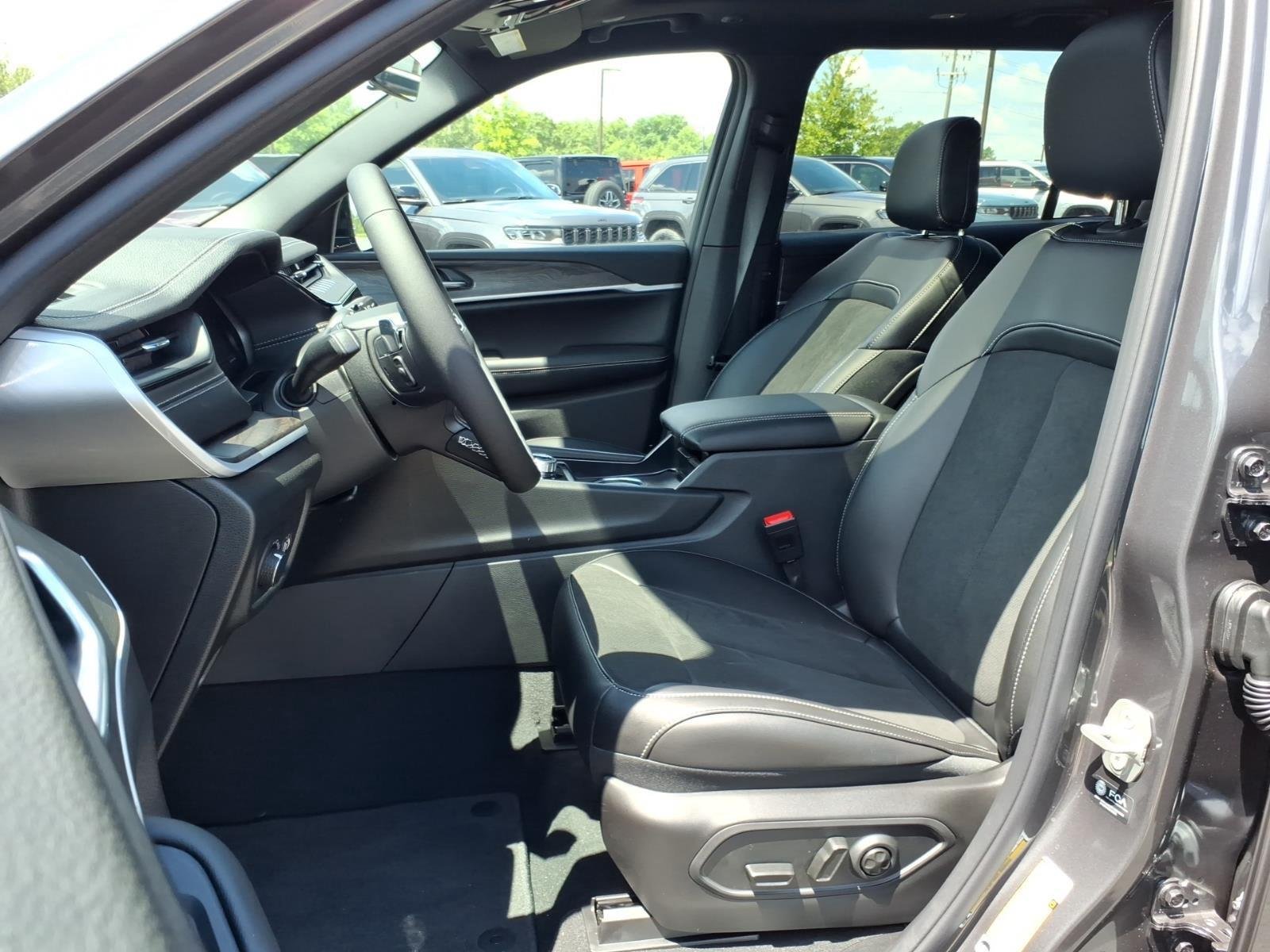 New 2026 Baltic Gray Metallic Clear-Coat Exterior Paint Jeep Laredo Altitude image 19