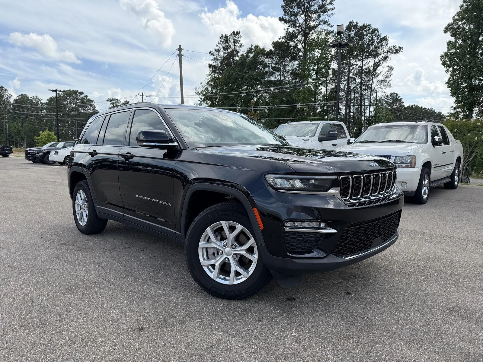 Used 2023 Diamond Black Crystal Pearlcoat Jeep Limited image 3