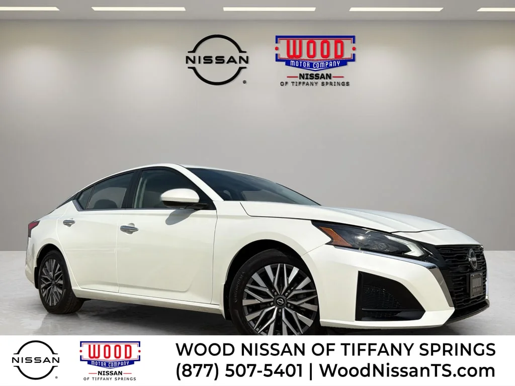 Used 2023 Pearl White Tricoat Nissan 2.5 SV image 1