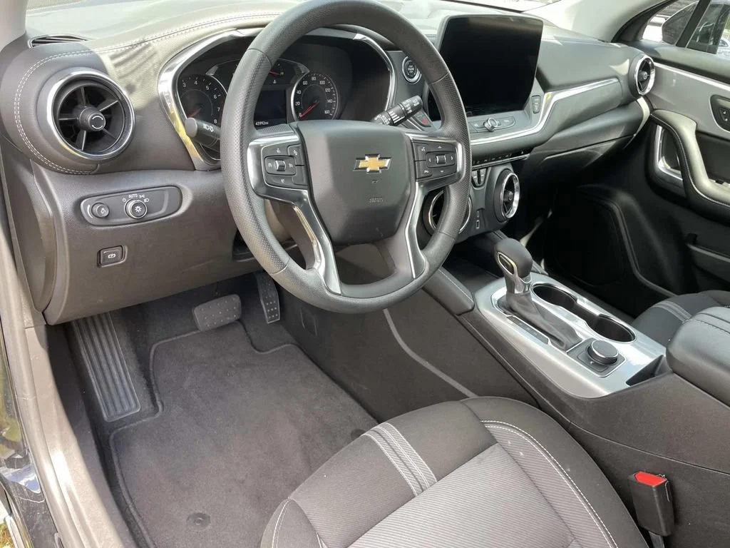 Used 2025 Black Chevrolet 2LT image 17