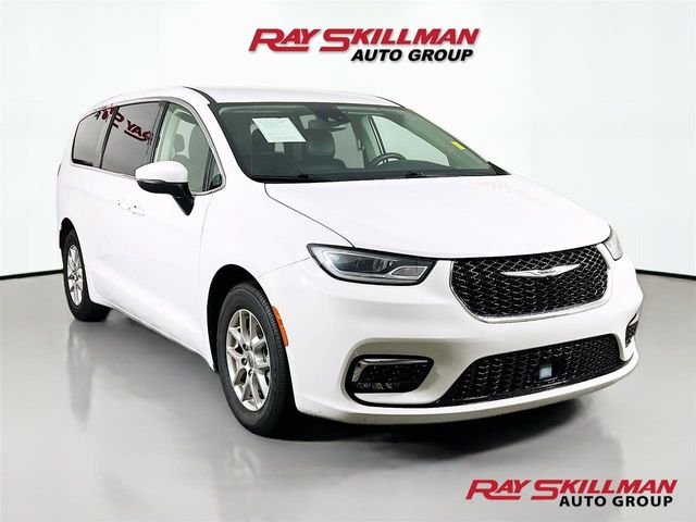 2023 Chrysler Pacifica Touring L's photo