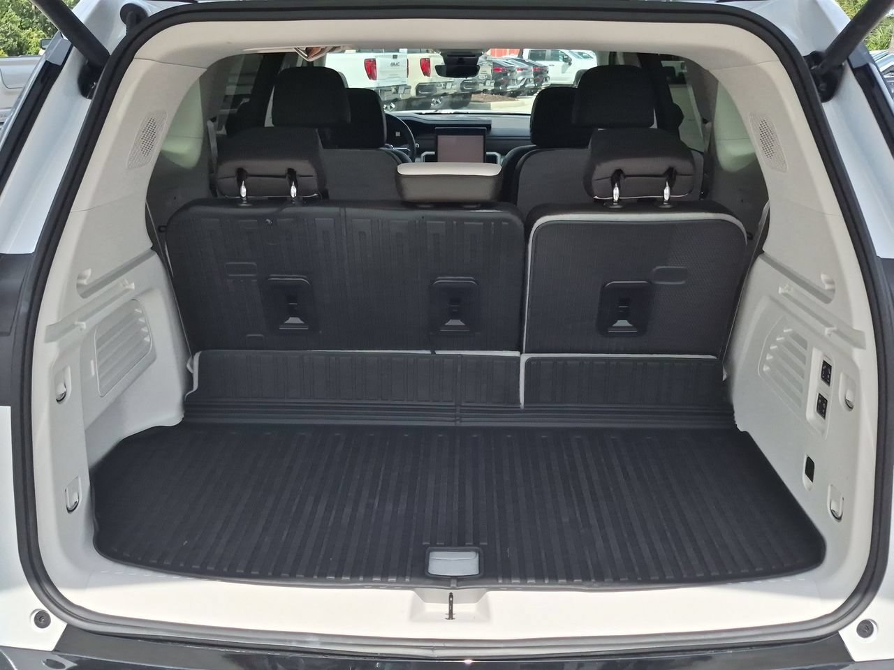 Used 2025 White Frost Tricoat GMC Denali image 24