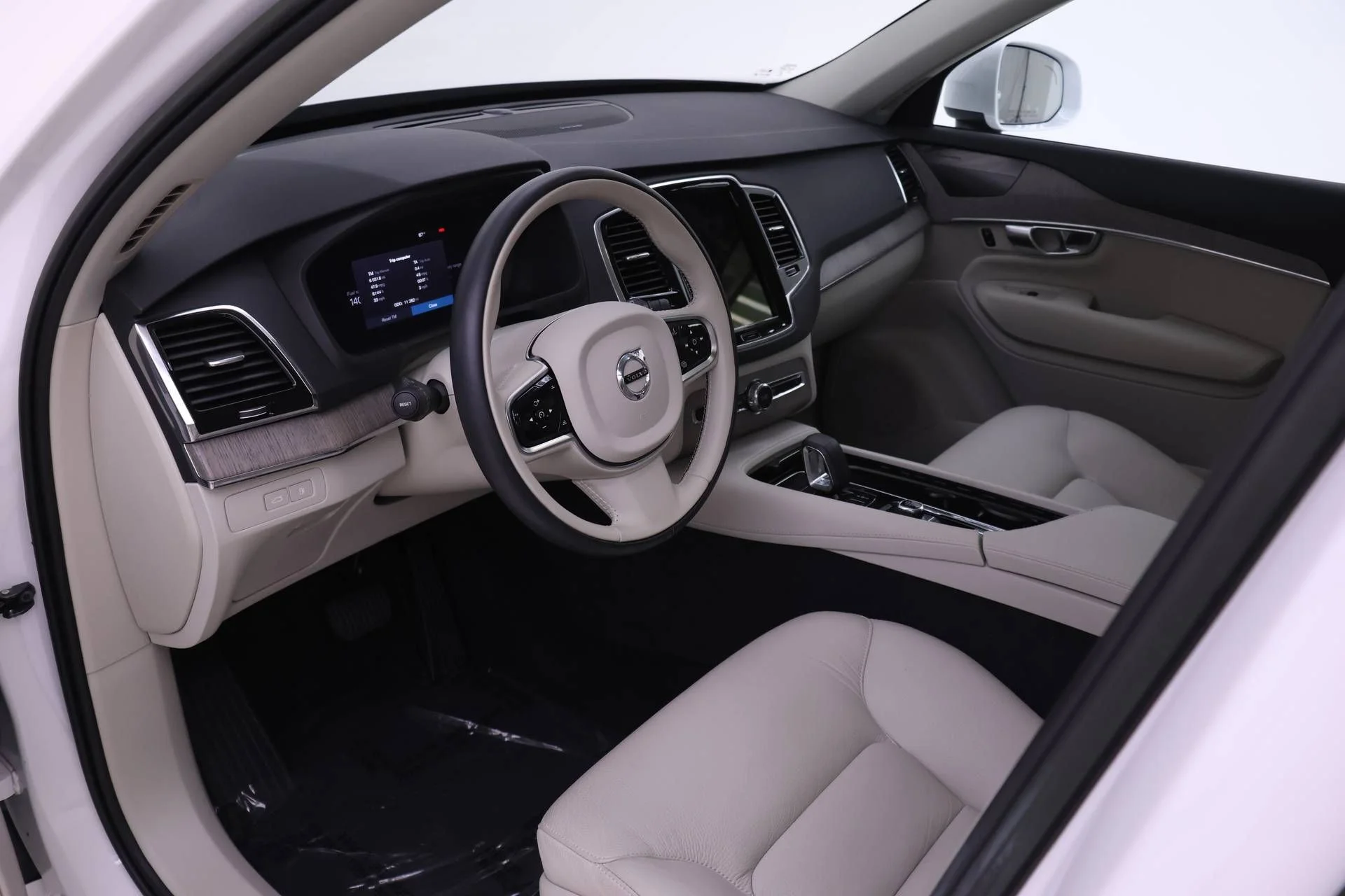 Certified Used 2023 White Volvo T8 Plus 6 Passenger image 6