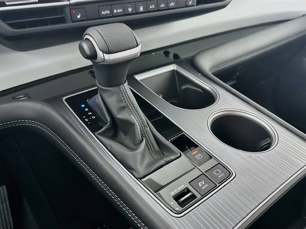 Used 2025  Toyota XLE AWD image 16
