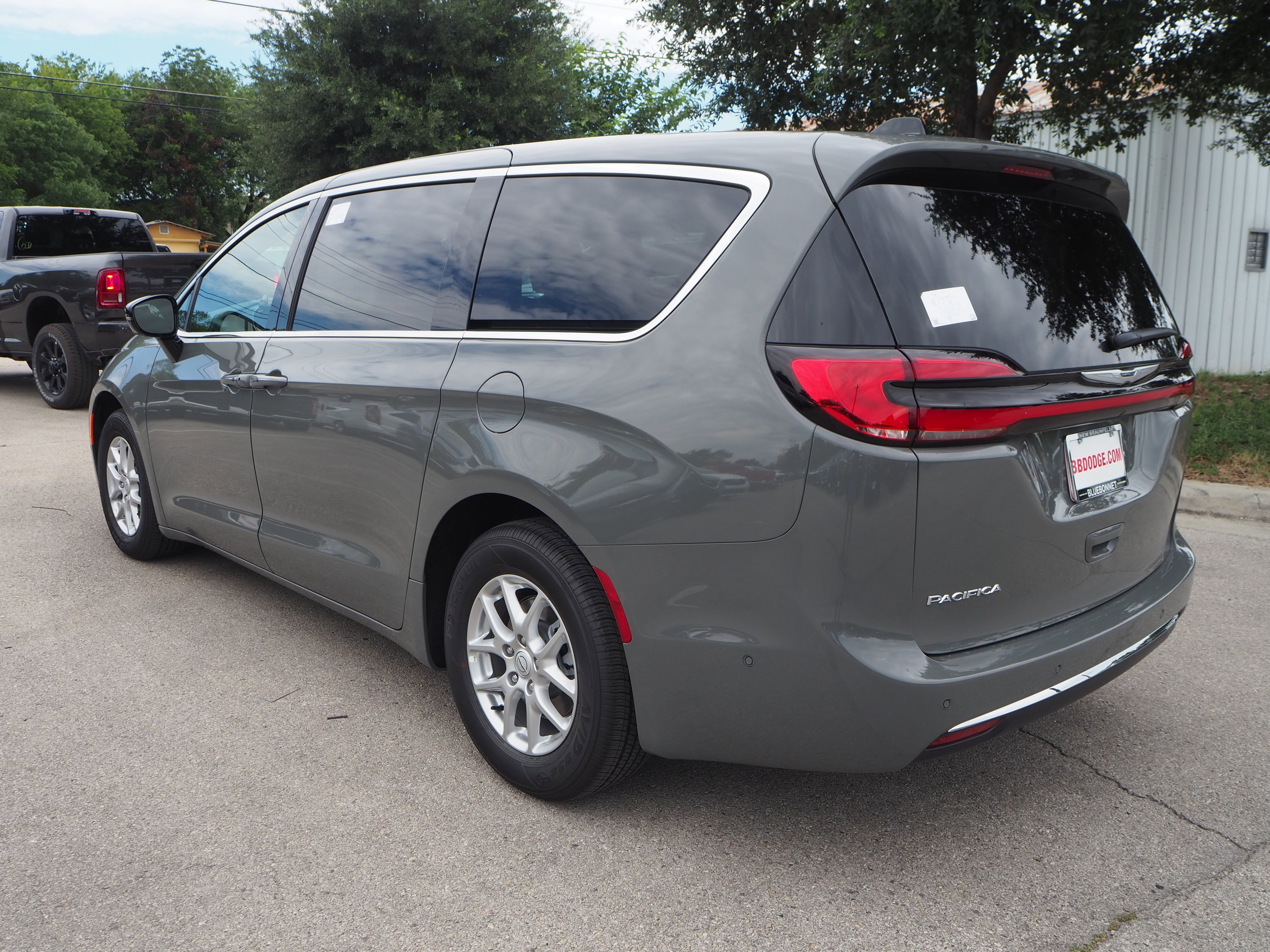 New 2025 Ceramic Gray Clear-Coat Exterior Paint Chrysler Select image 8
