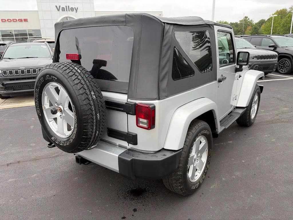 Used 2009 Silver Jeep Sahara image 7