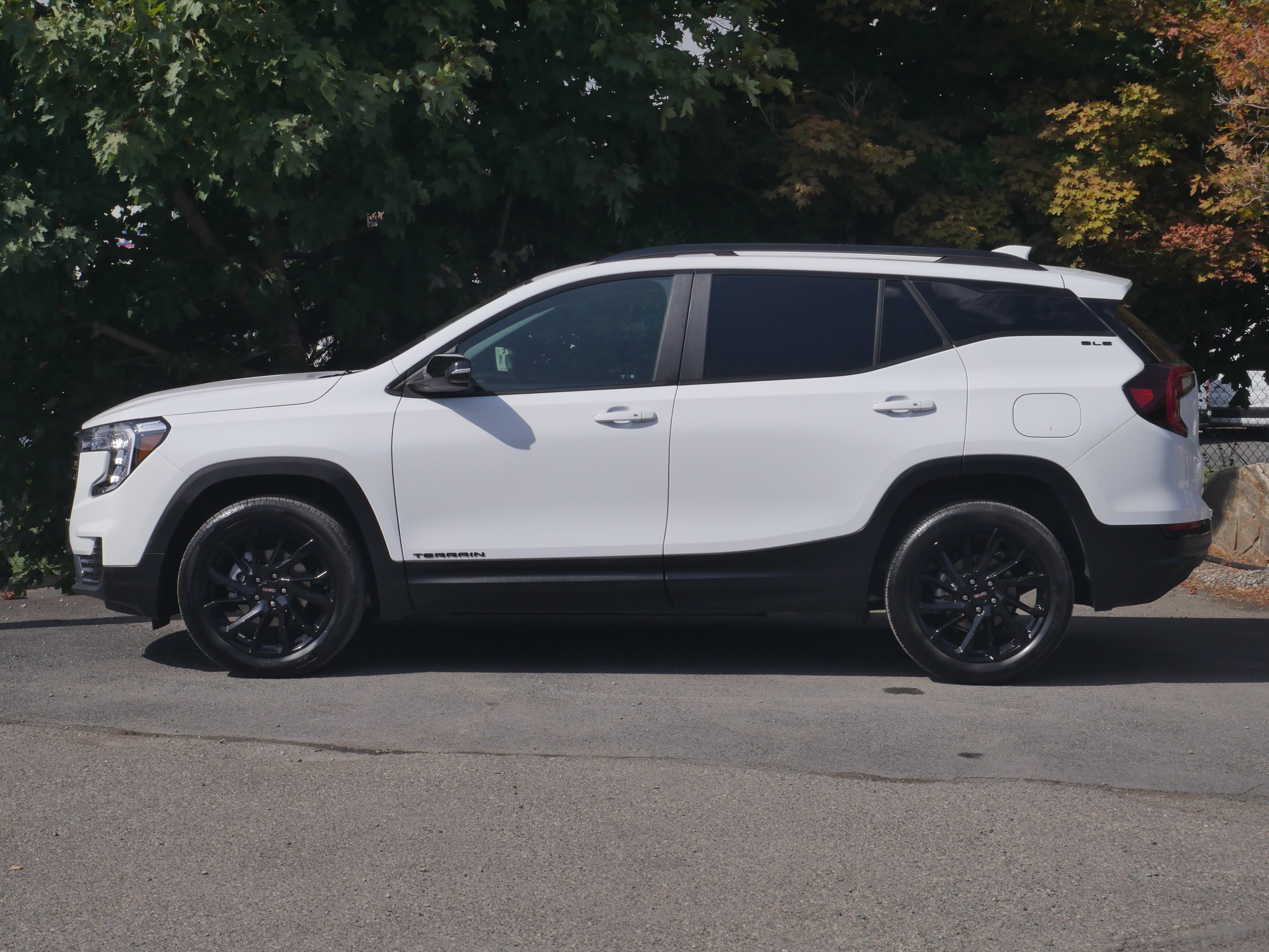 Used 2024 Summit White GMC SLE image 16