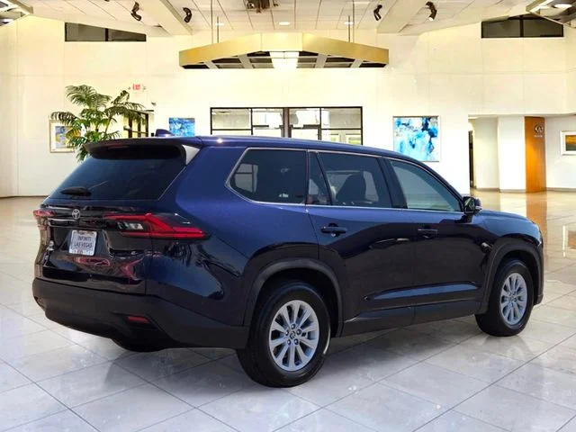 Used 2025  Toyota XLE image 5