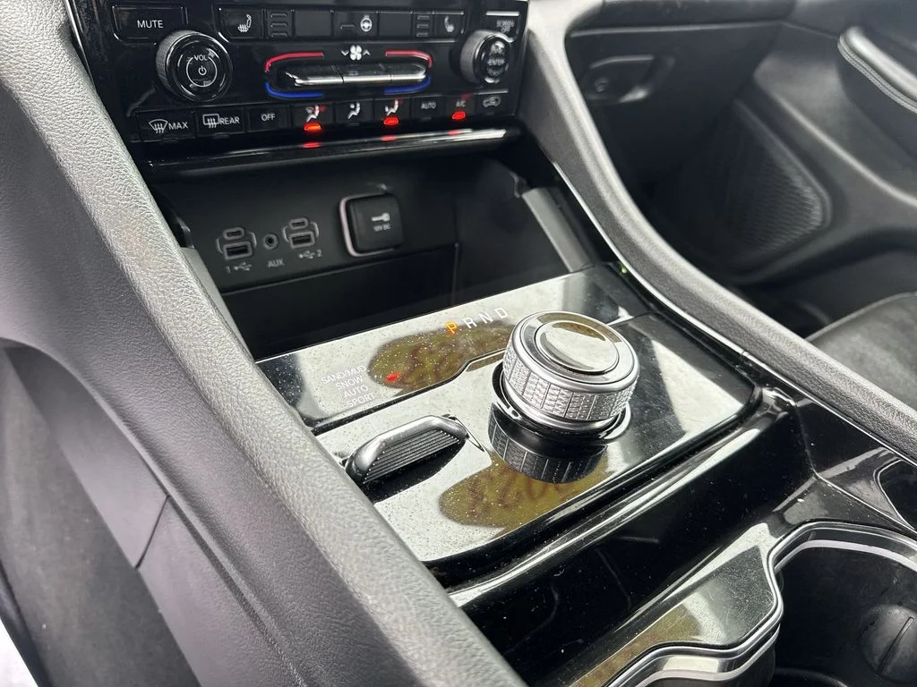 Used 2023 White/off-white Jeep Limited image 20