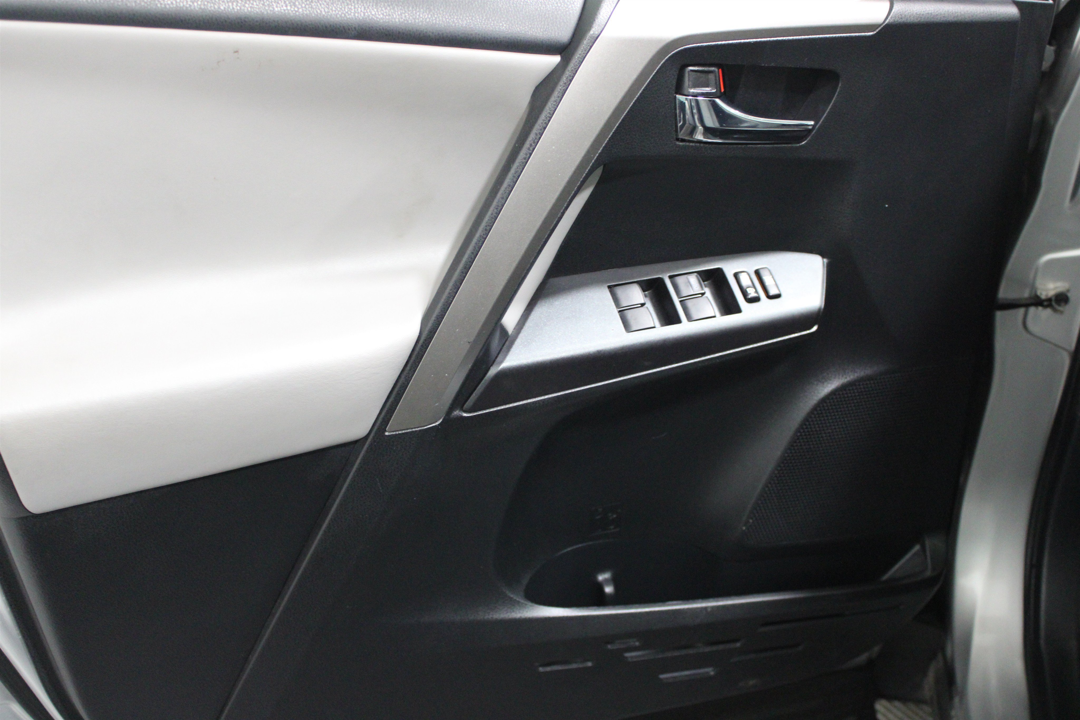 Used 2018 Silver Sky Metallic Toyota XLE image 3
