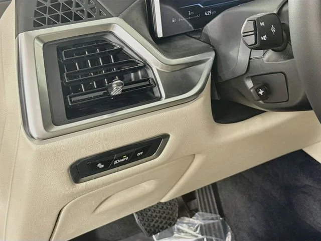 New 2027 Mineral White Metallic BMW xDrive40i image 10