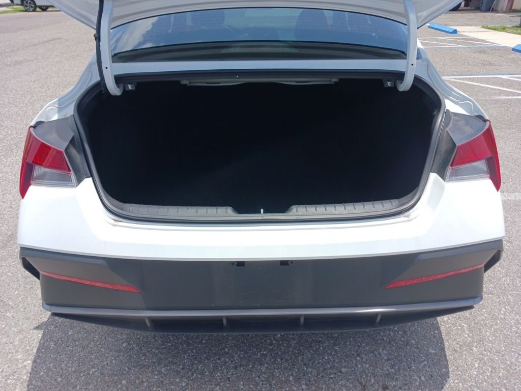 Used 2025 White Hyundai SE image 21