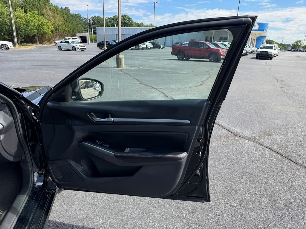 Used 2025 Black Nissan 2.5 SR image 15