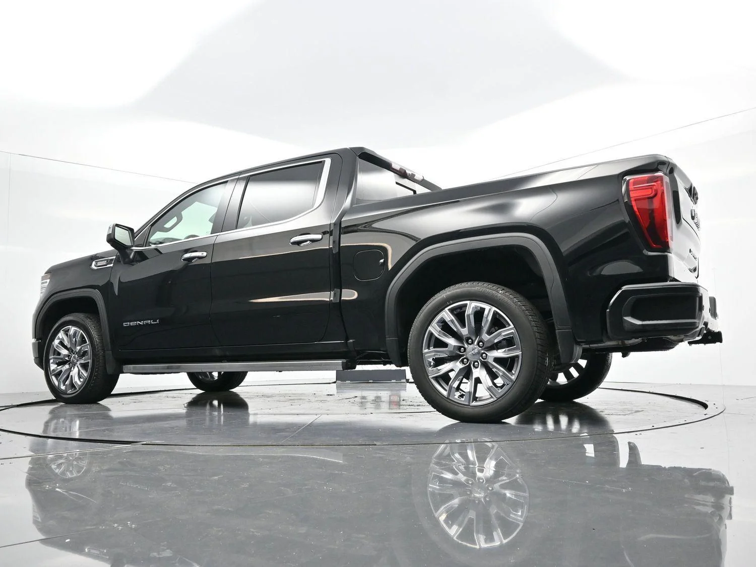 Used 2025 Onyx Black GMC Denali image 45